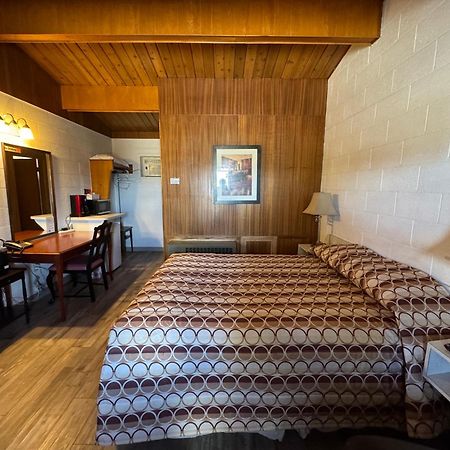 Ace Crown Motel Medicine Hat Bagian luar foto