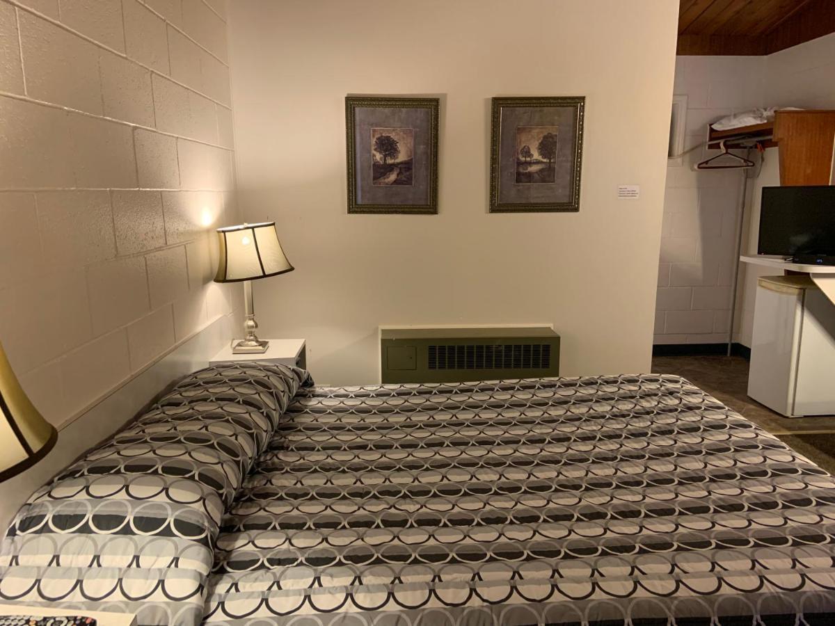 Ace Crown Motel Medicine Hat Bagian luar foto