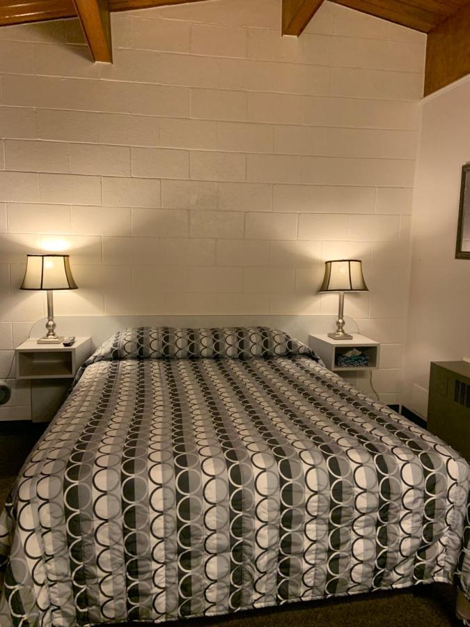 Ace Crown Motel Medicine Hat Bagian luar foto