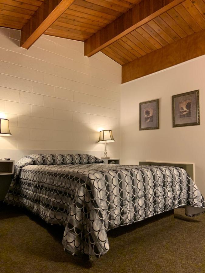 Ace Crown Motel Medicine Hat Bagian luar foto