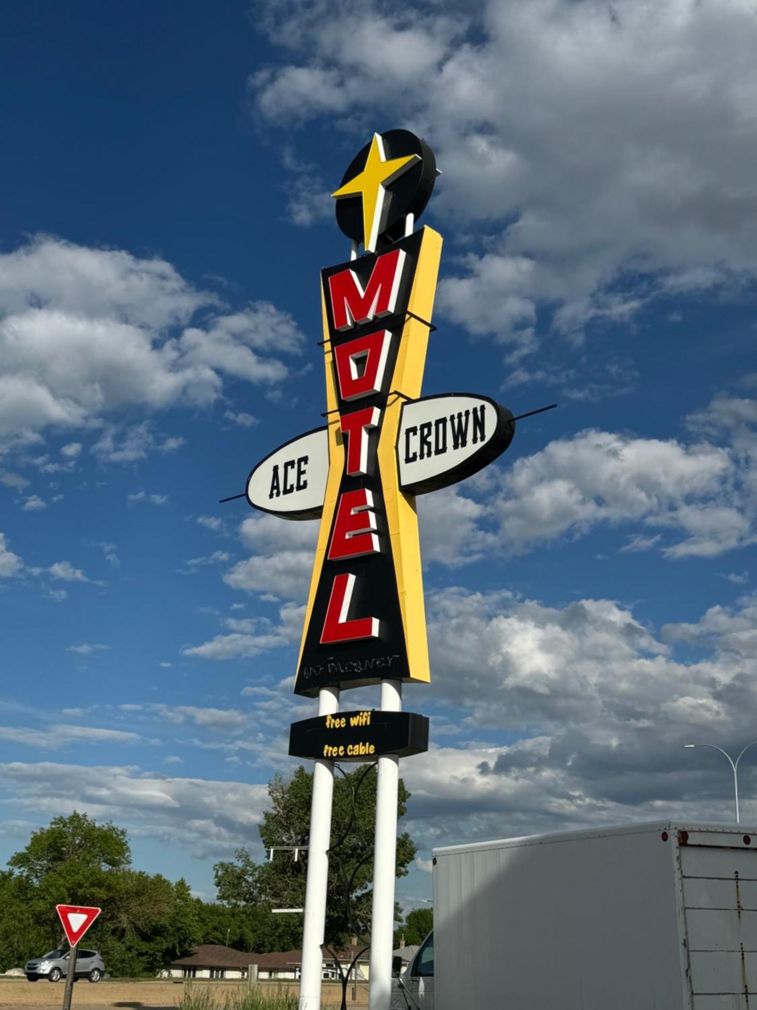 Ace Crown Motel Medicine Hat Bagian luar foto