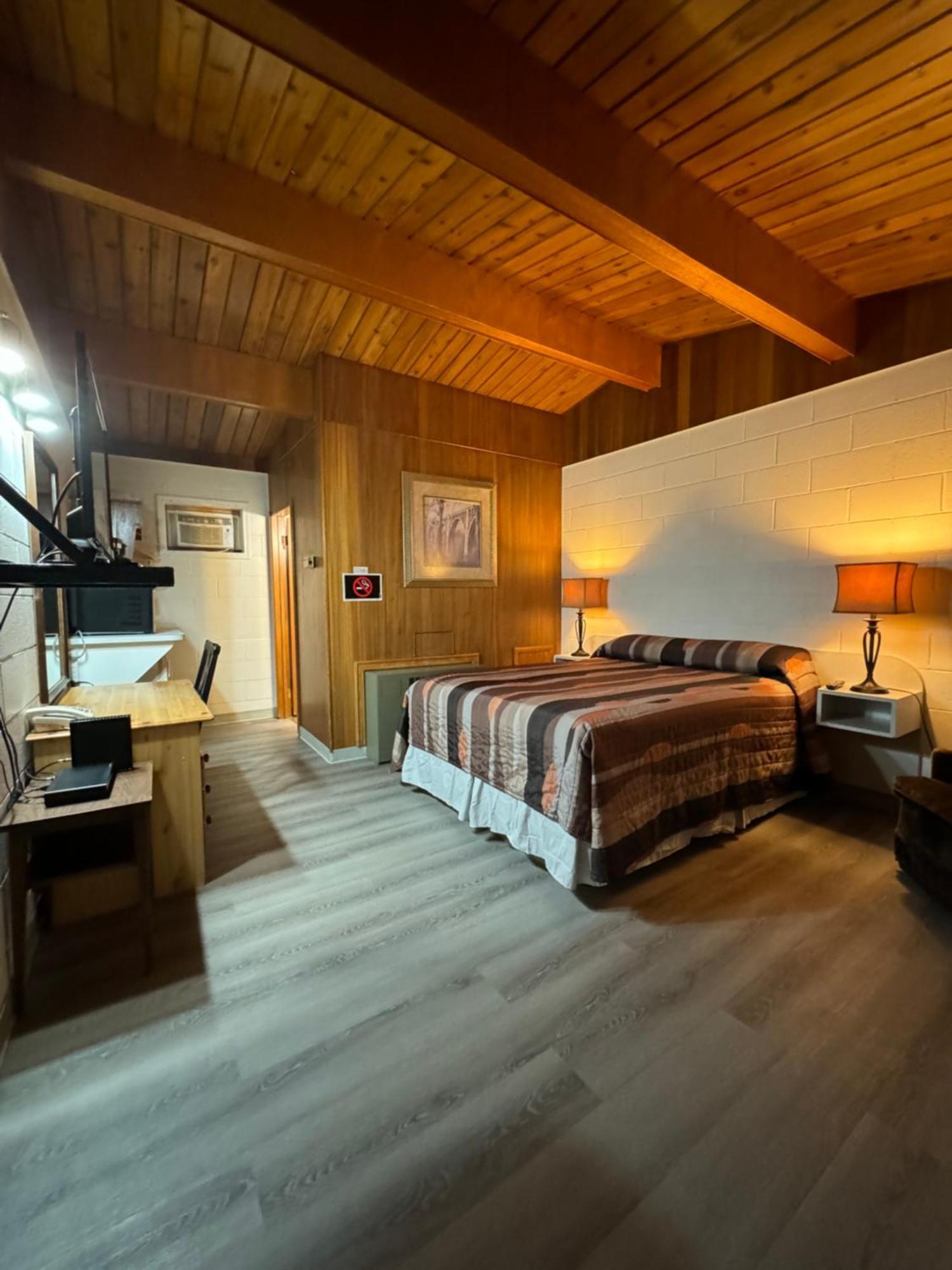 Ace Crown Motel Medicine Hat Bagian luar foto