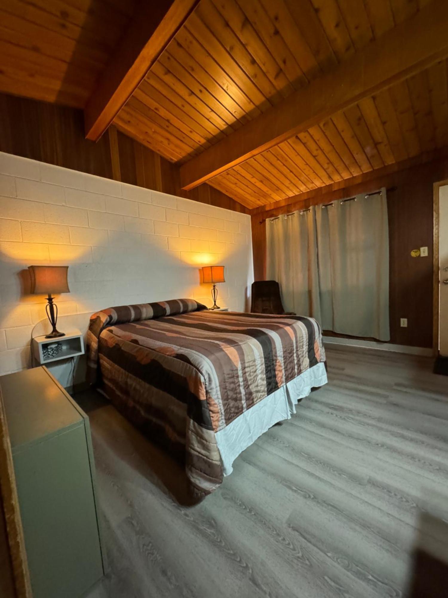Ace Crown Motel Medicine Hat Bagian luar foto