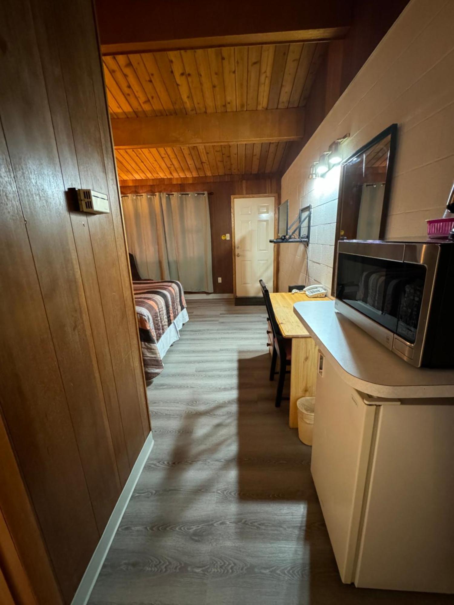 Ace Crown Motel Medicine Hat Bagian luar foto