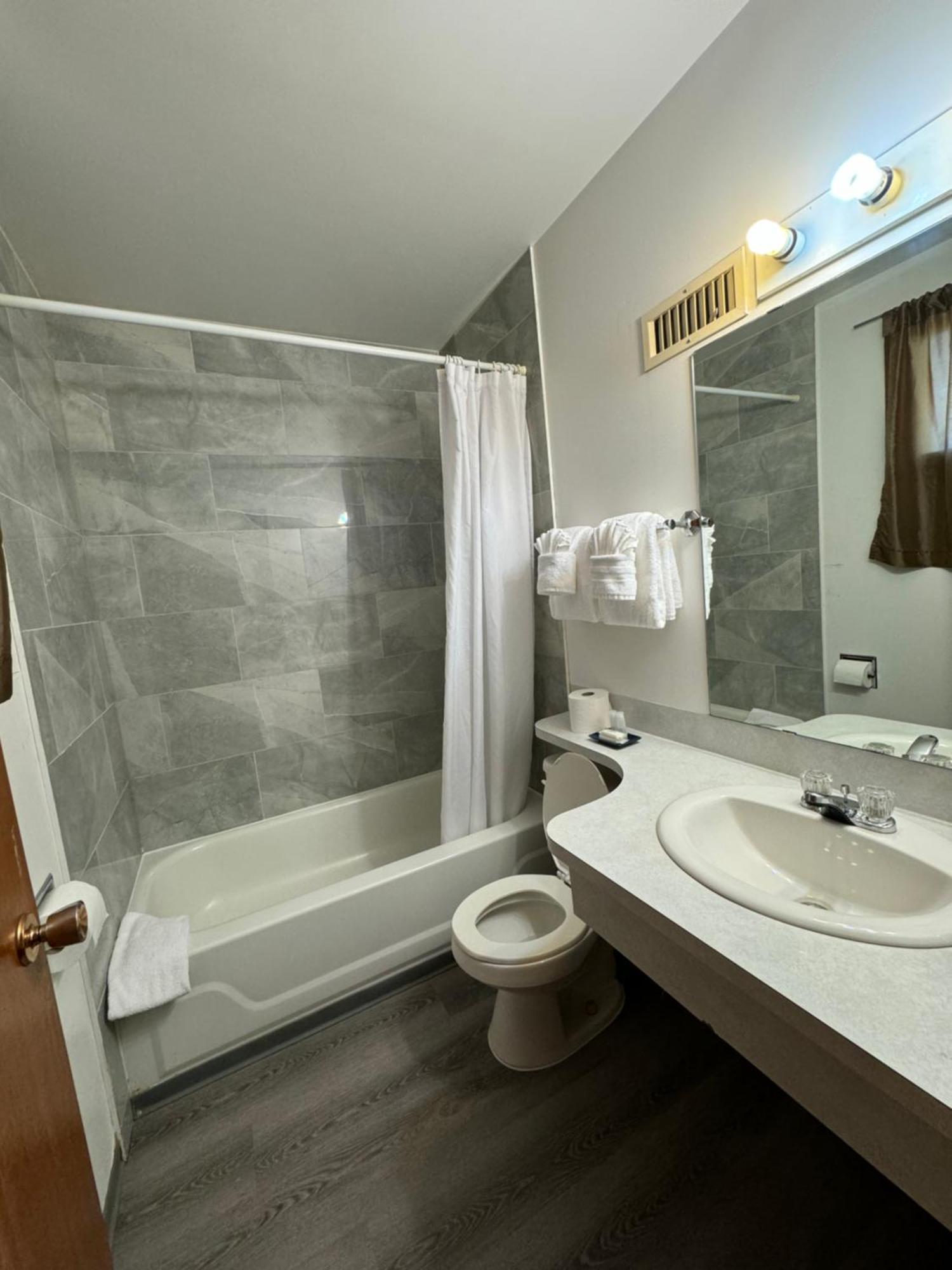 Ace Crown Motel Medicine Hat Bagian luar foto