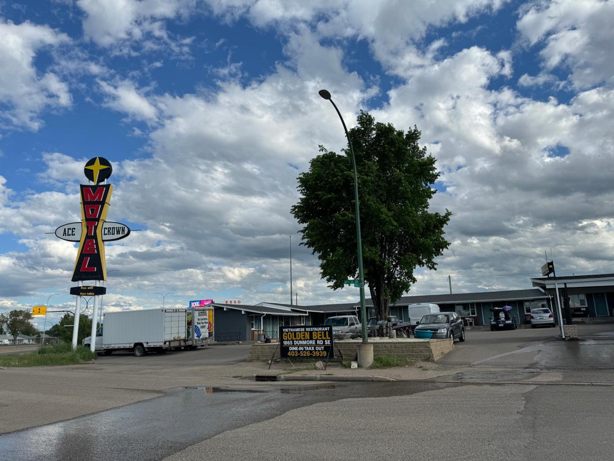 Ace Crown Motel Medicine Hat Bagian luar foto