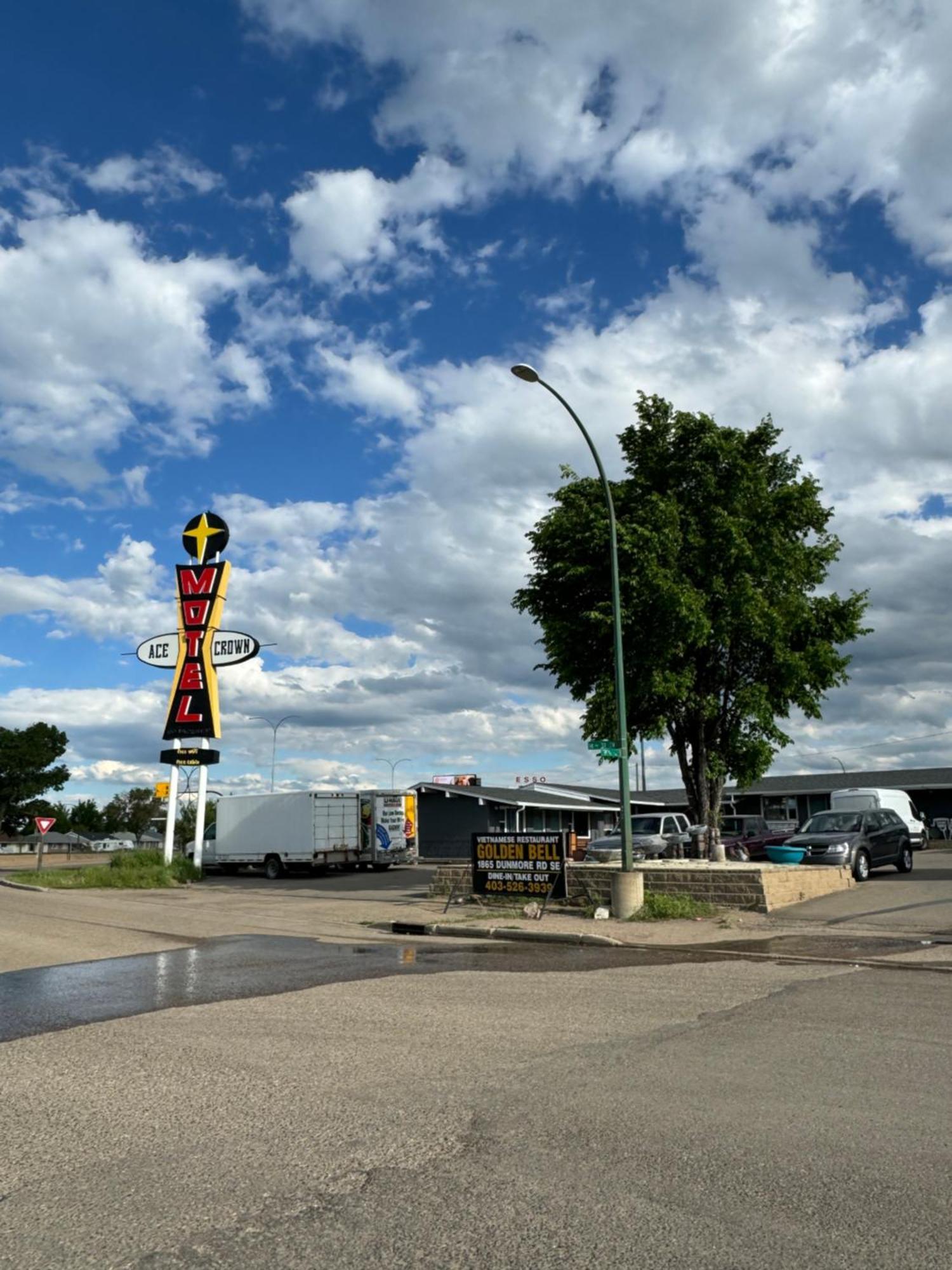 Ace Crown Motel Medicine Hat Bagian luar foto