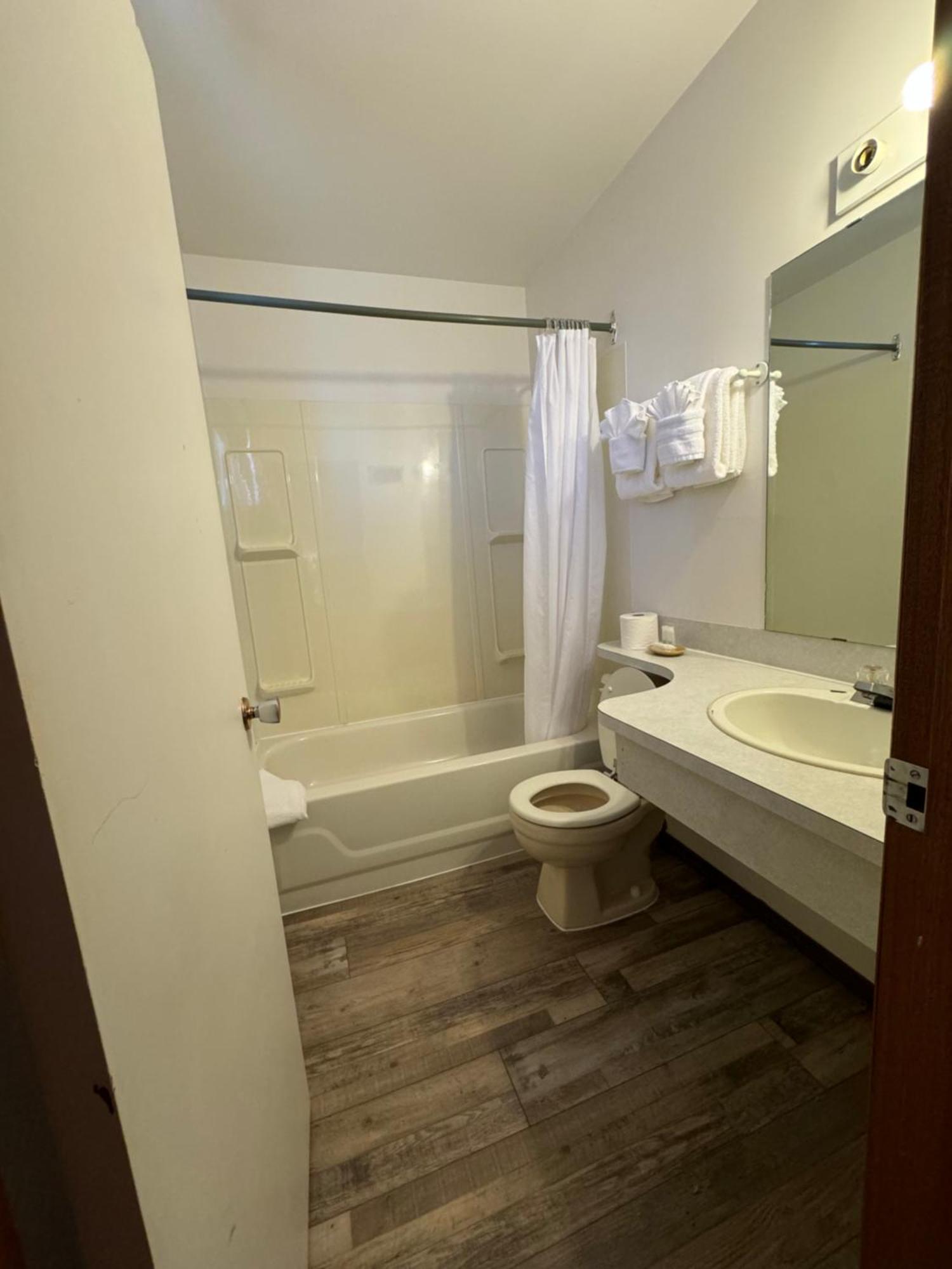 Ace Crown Motel Medicine Hat Bagian luar foto
