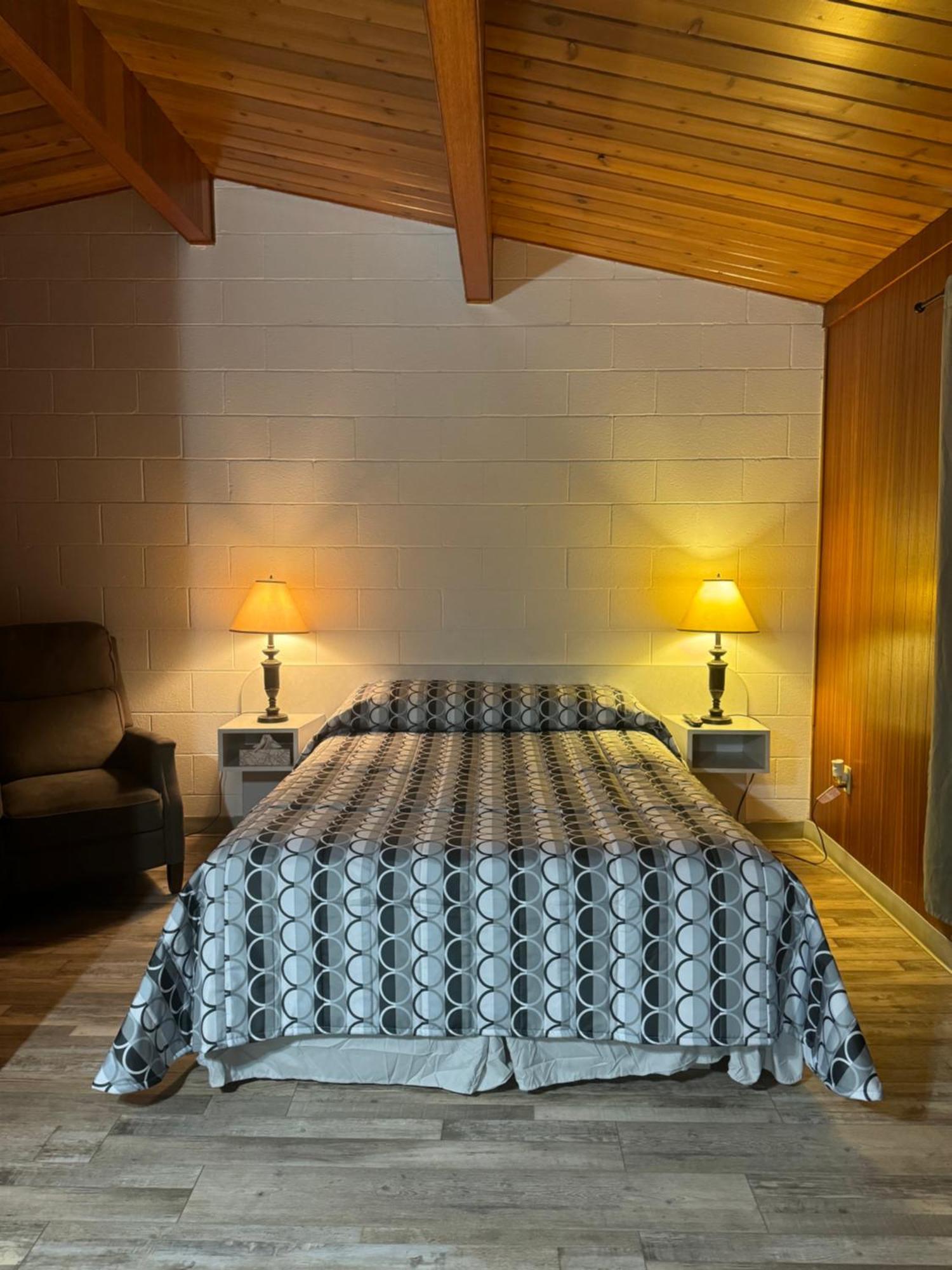 Ace Crown Motel Medicine Hat Bagian luar foto