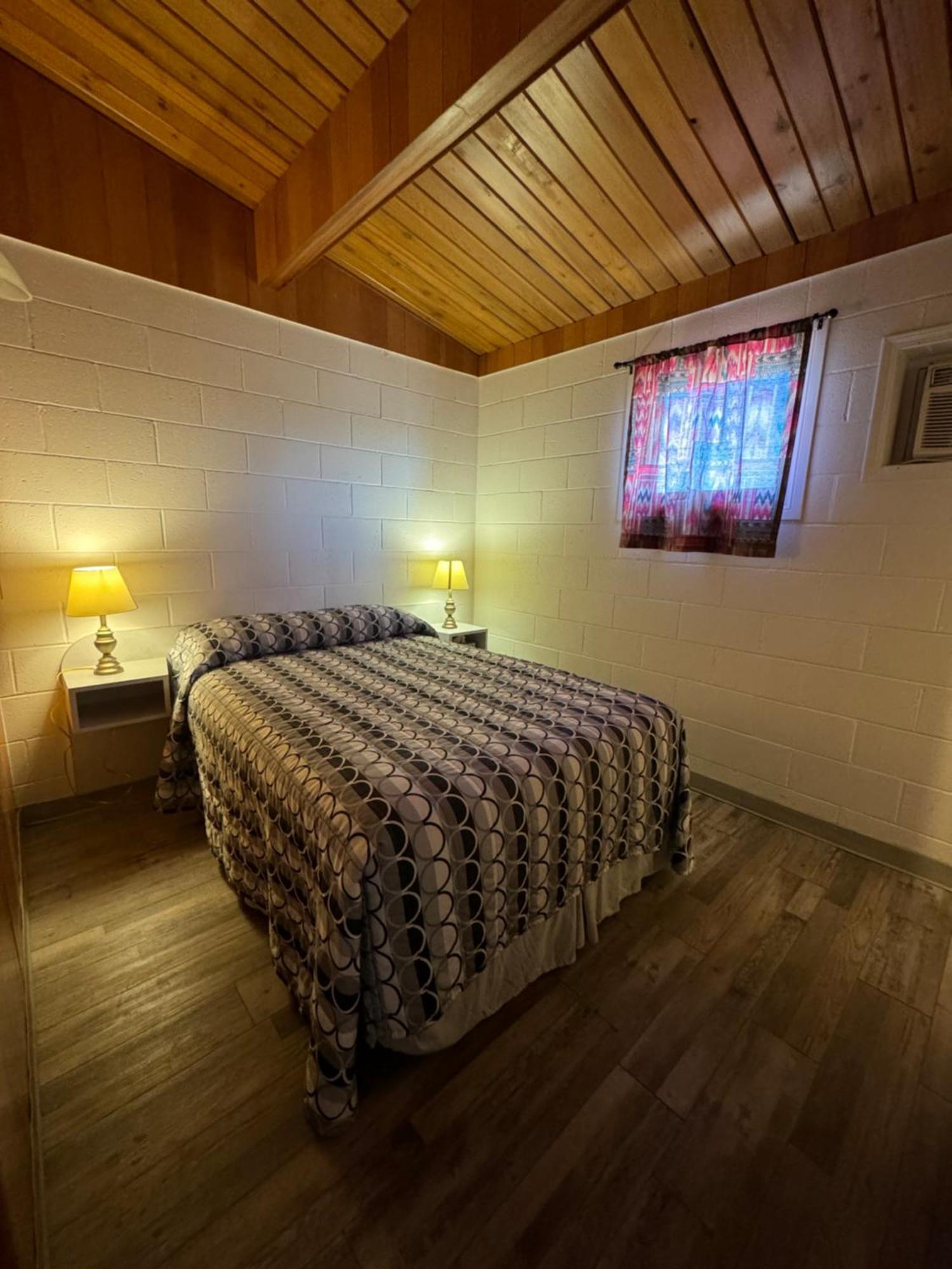 Ace Crown Motel Medicine Hat Bagian luar foto