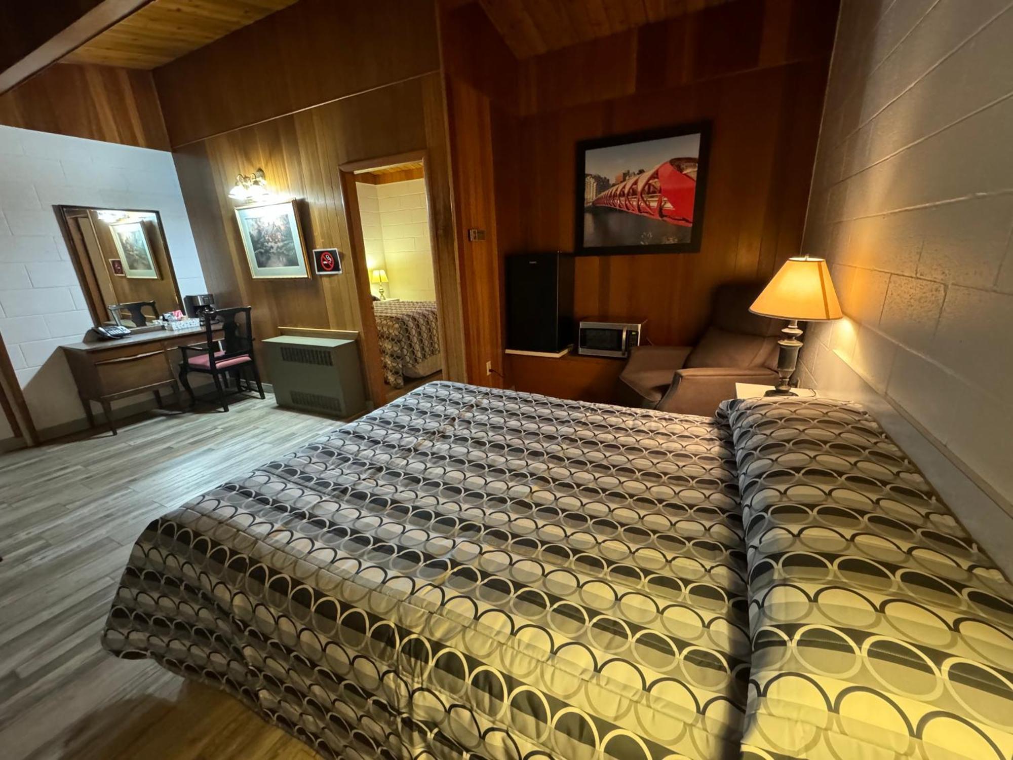 Ace Crown Motel Medicine Hat Bagian luar foto