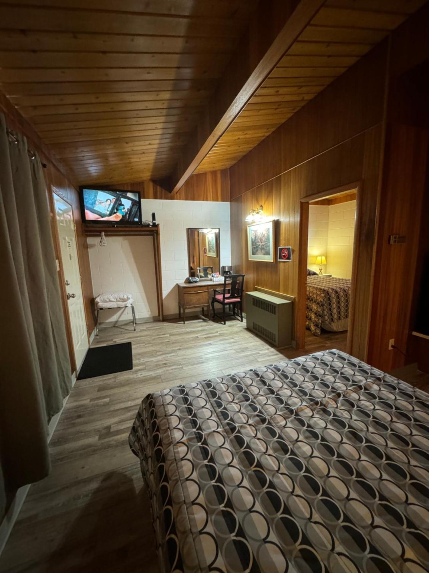 Ace Crown Motel Medicine Hat Bagian luar foto