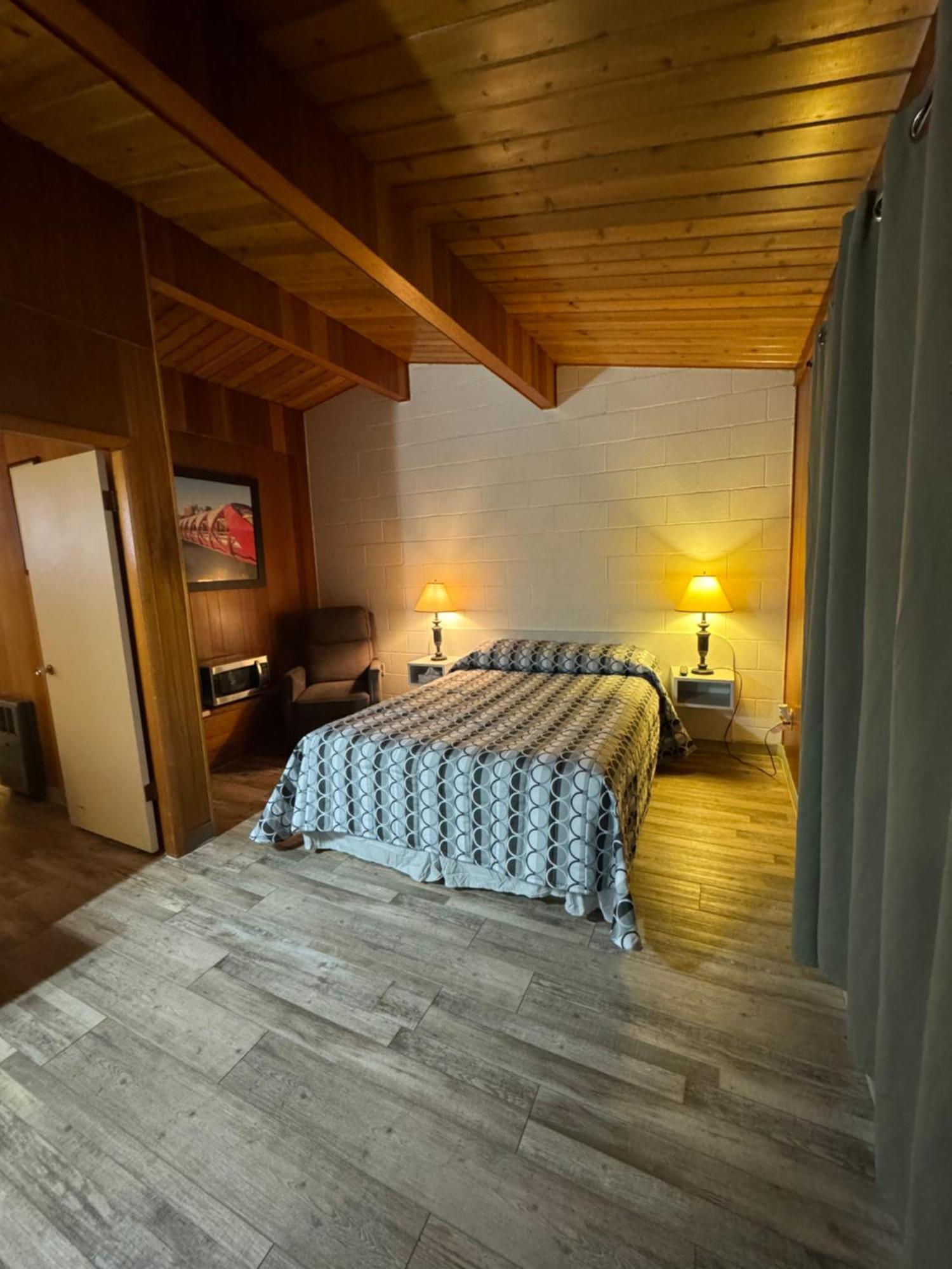 Ace Crown Motel Medicine Hat Bagian luar foto
