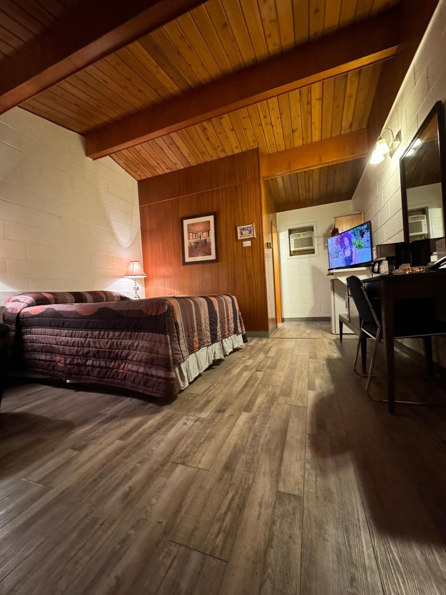 Ace Crown Motel Medicine Hat Bagian luar foto