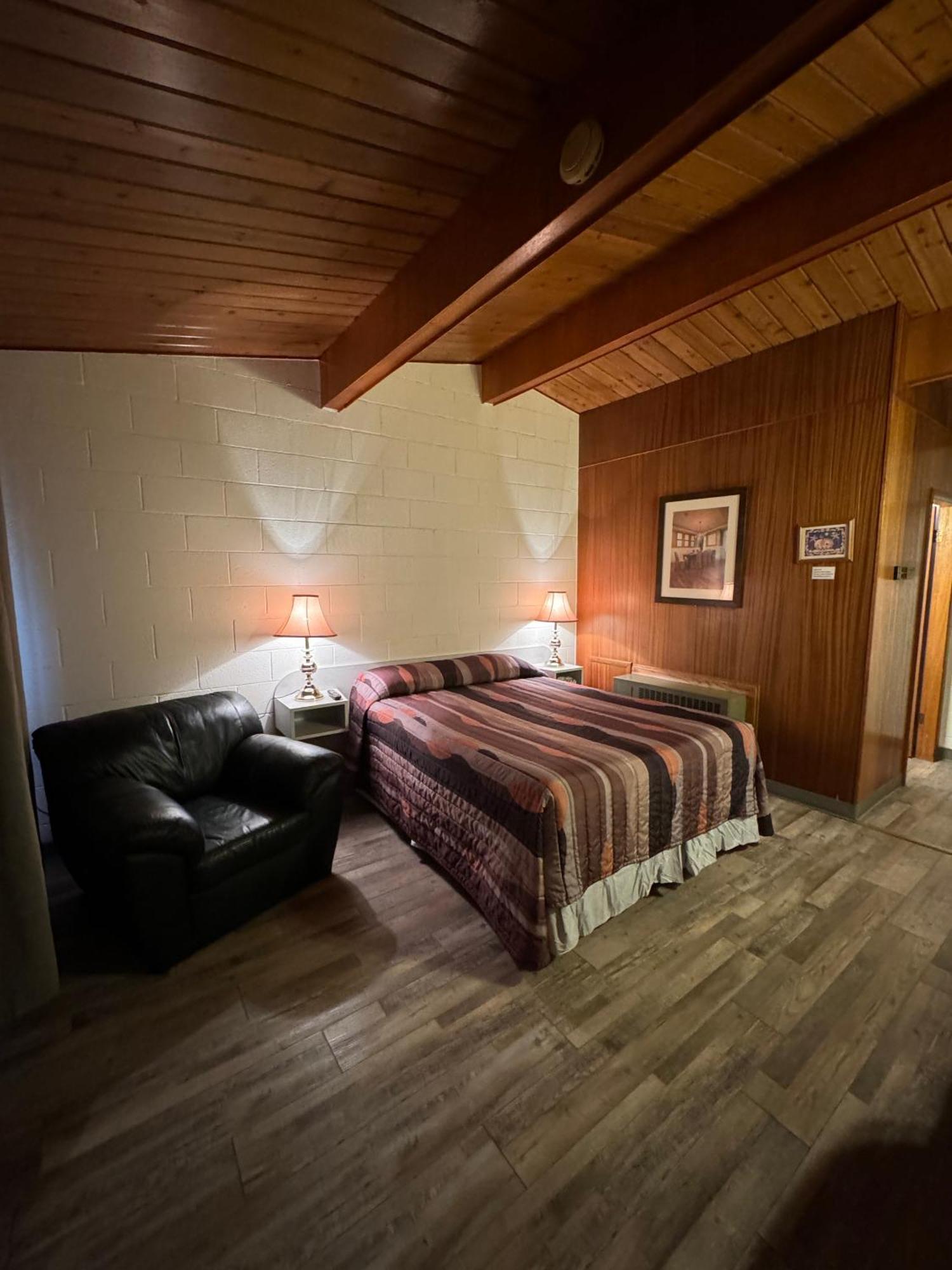 Ace Crown Motel Medicine Hat Bagian luar foto