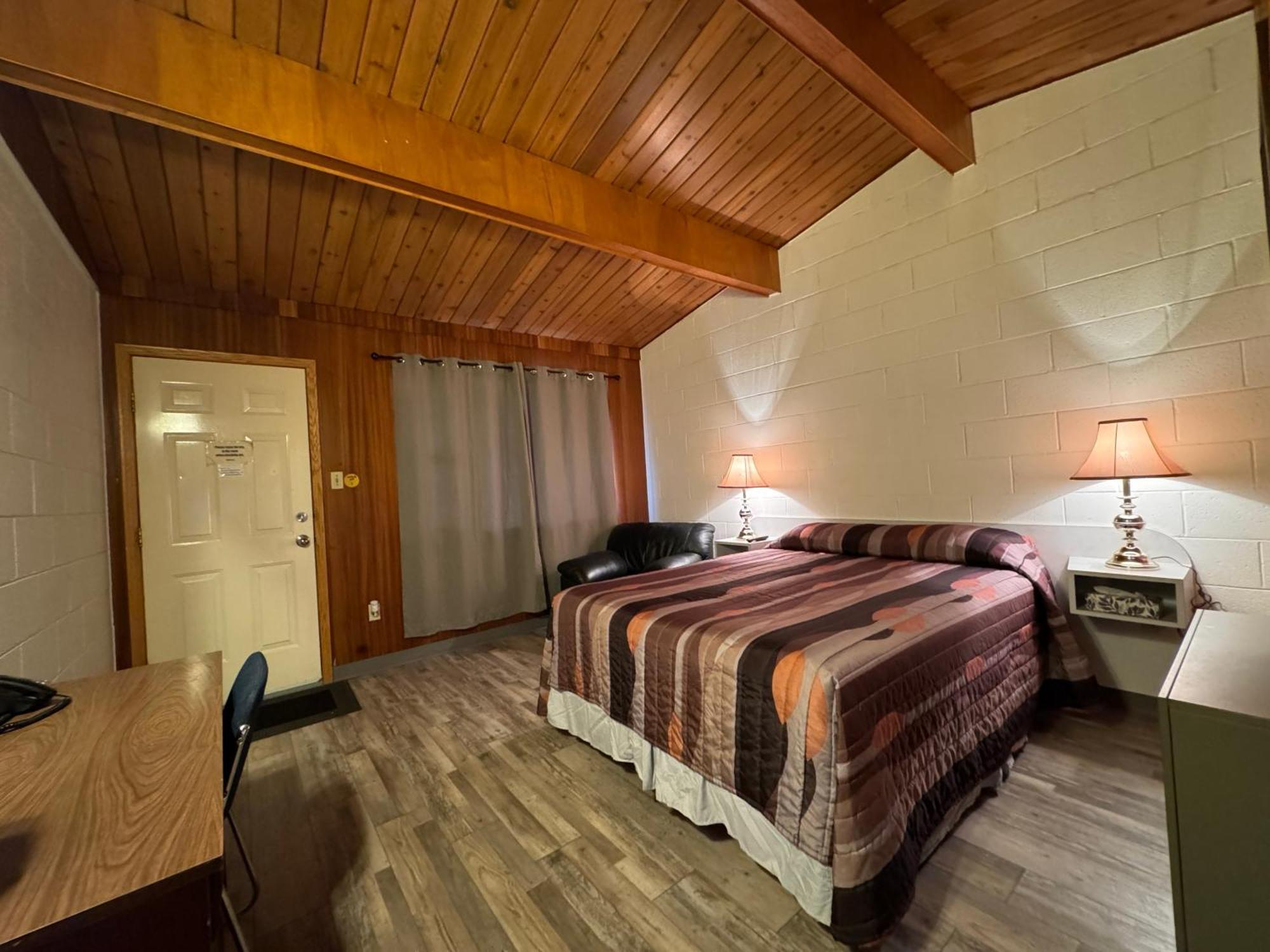 Ace Crown Motel Medicine Hat Bagian luar foto