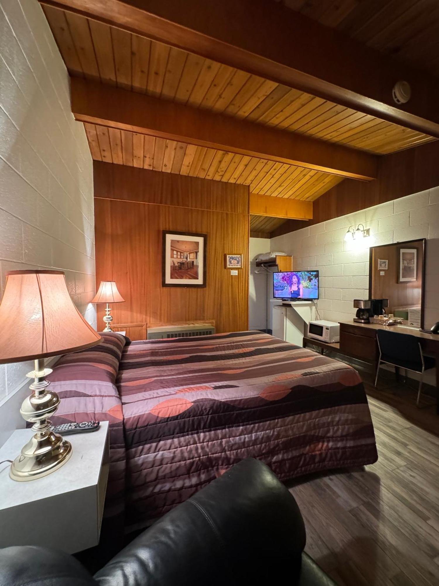 Ace Crown Motel Medicine Hat Bagian luar foto