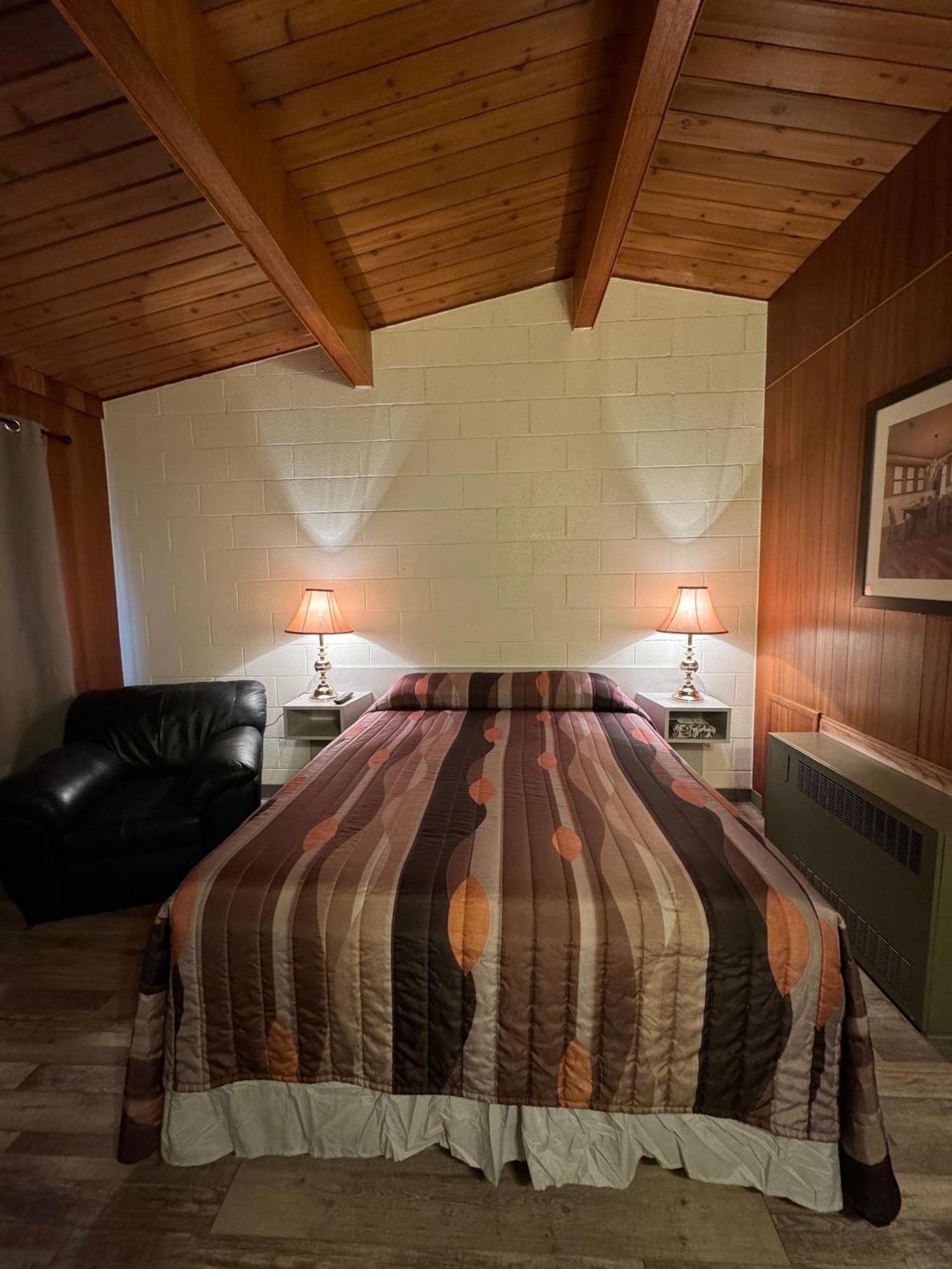 Ace Crown Motel Medicine Hat Bagian luar foto