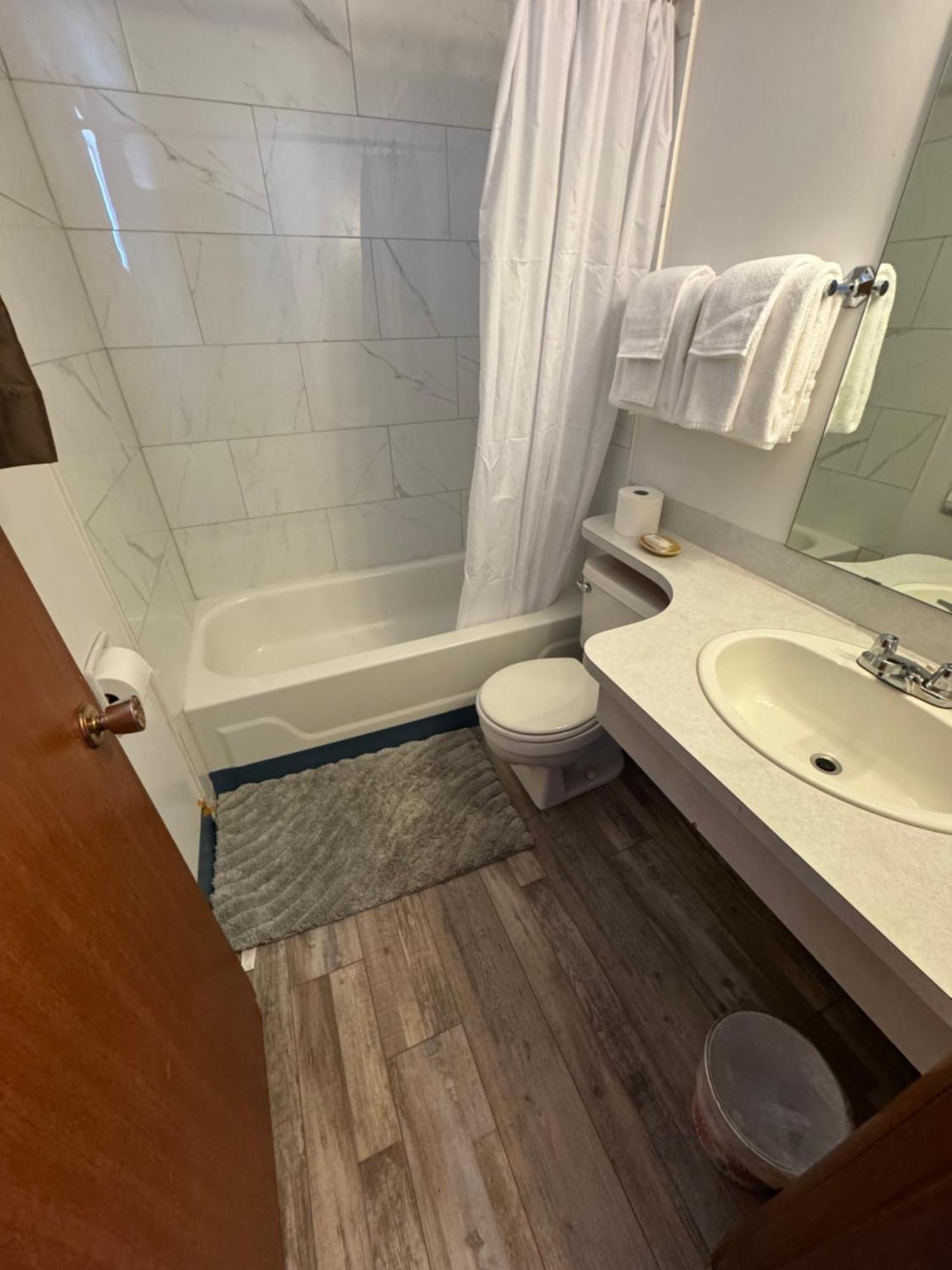 Ace Crown Motel Medicine Hat Bagian luar foto