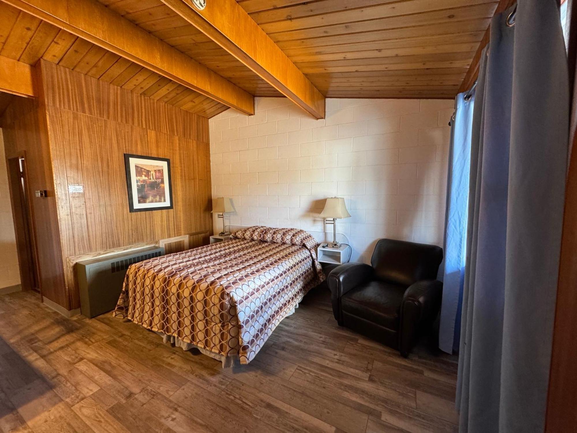 Ace Crown Motel Medicine Hat Bagian luar foto