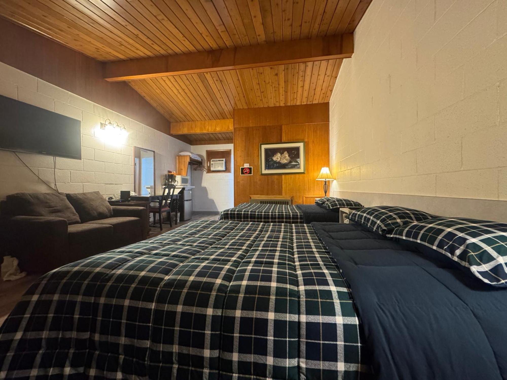 Ace Crown Motel Medicine Hat Bagian luar foto