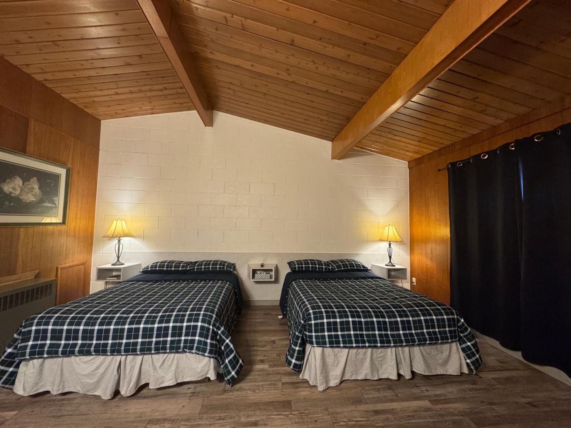 Ace Crown Motel Medicine Hat Bagian luar foto