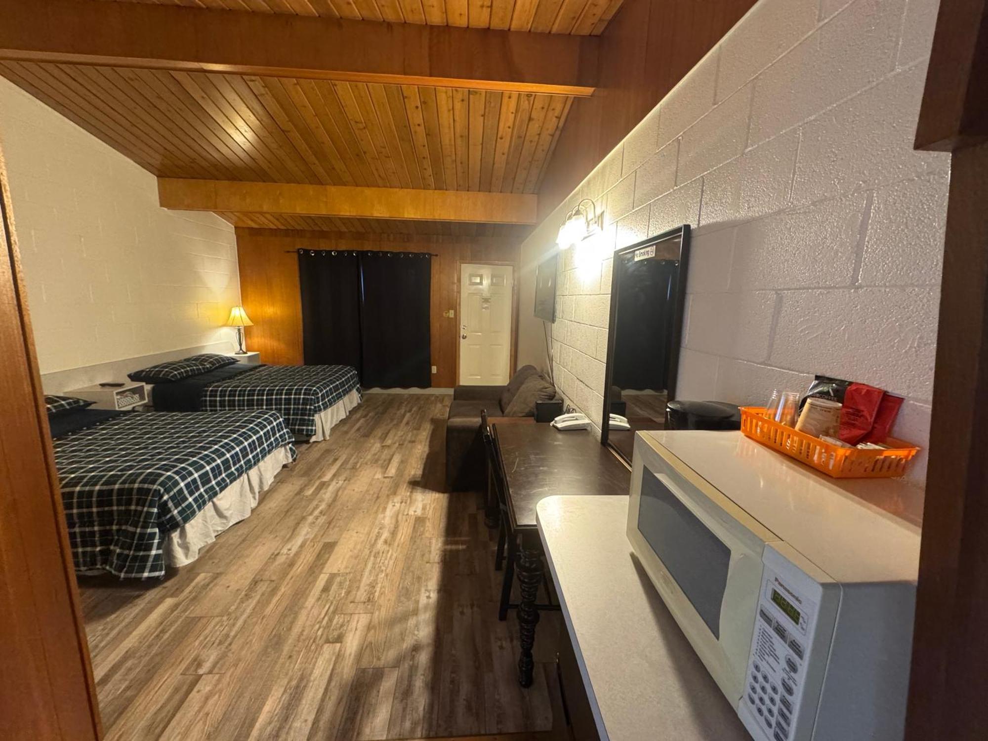 Ace Crown Motel Medicine Hat Bagian luar foto