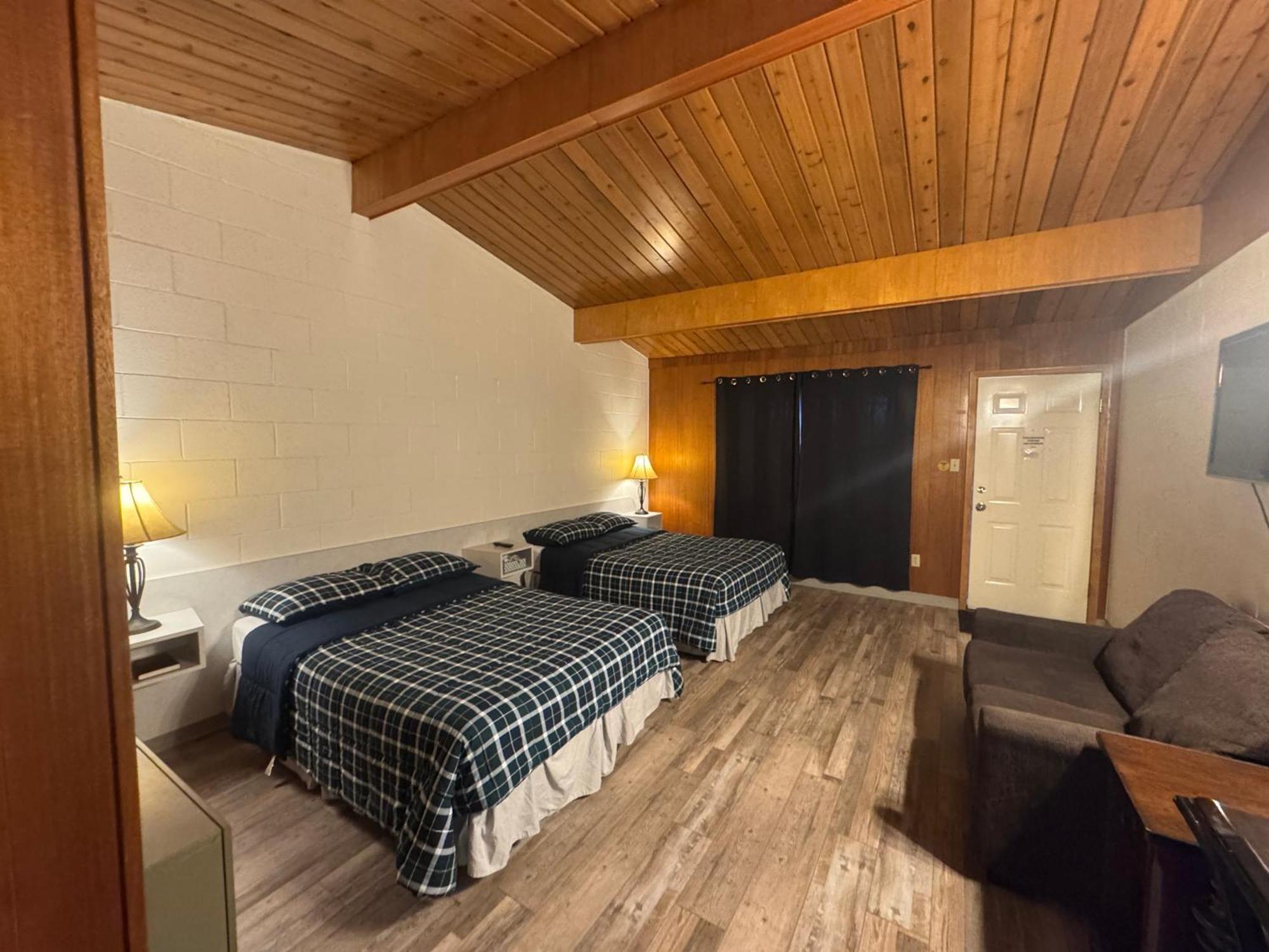 Ace Crown Motel Medicine Hat Bagian luar foto