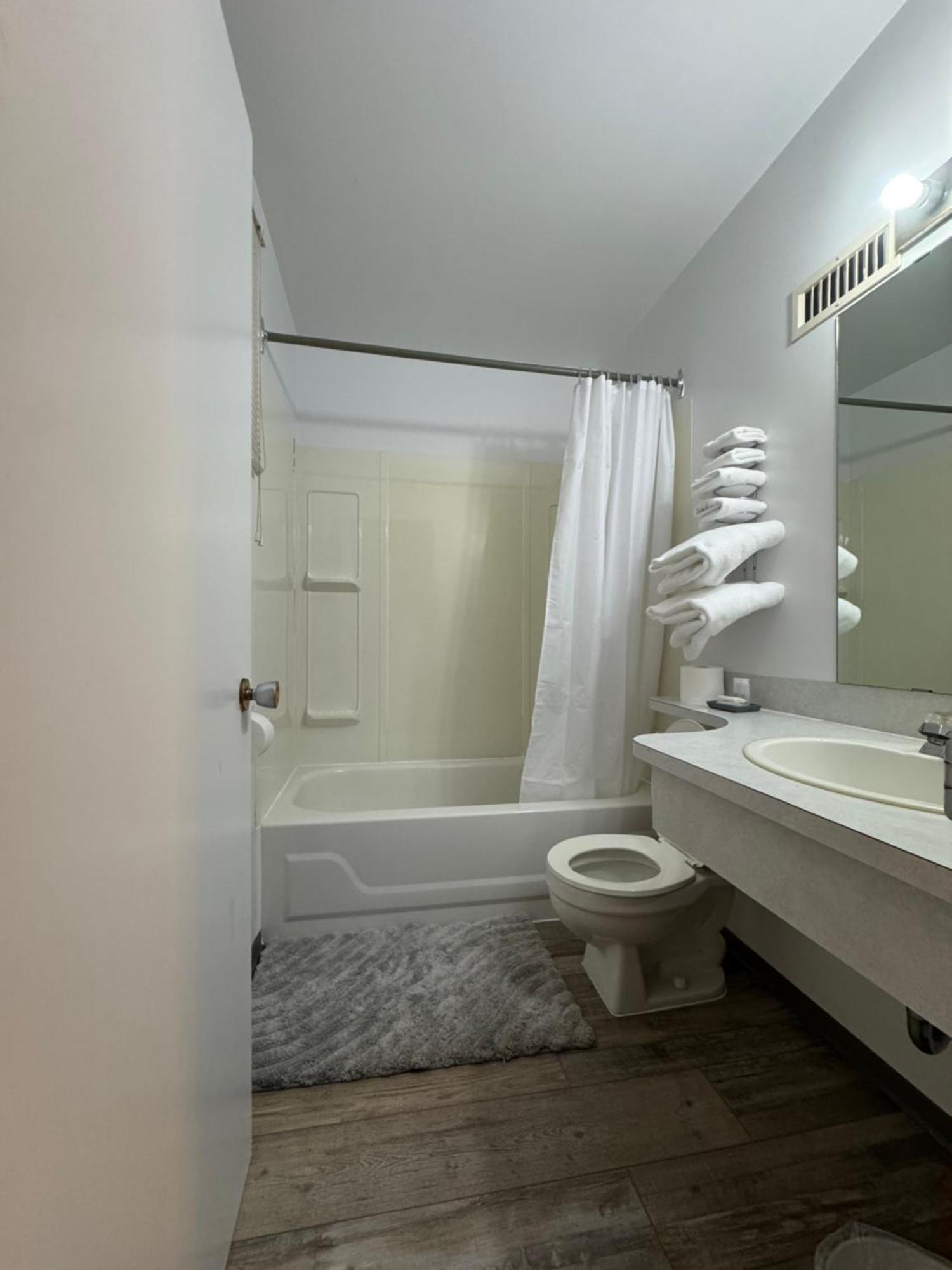 Ace Crown Motel Medicine Hat Bagian luar foto