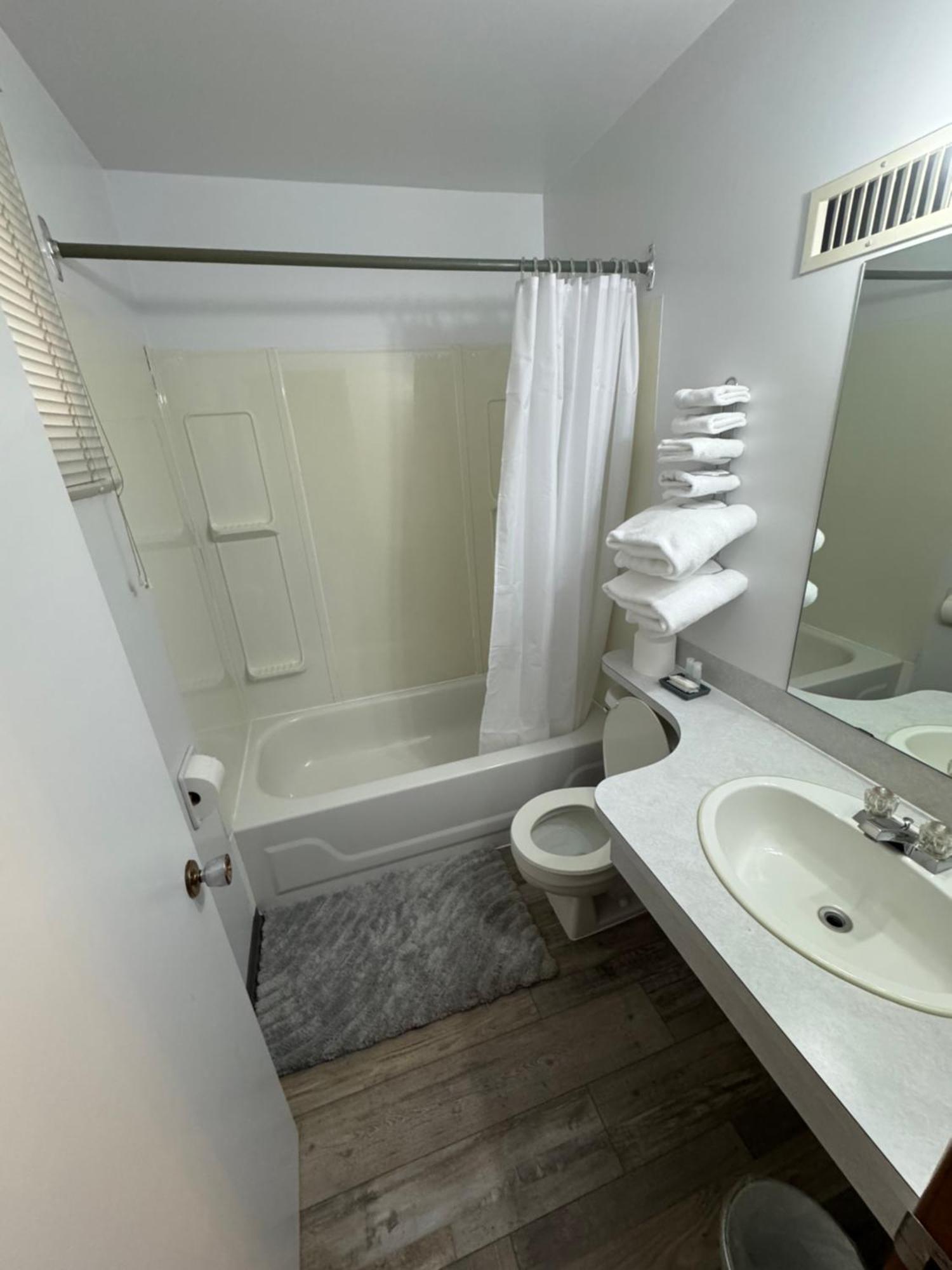 Ace Crown Motel Medicine Hat Bagian luar foto