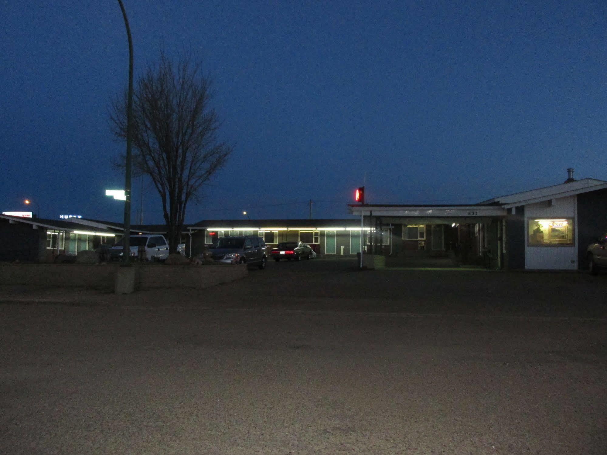 Ace Crown Motel Medicine Hat Bagian luar foto