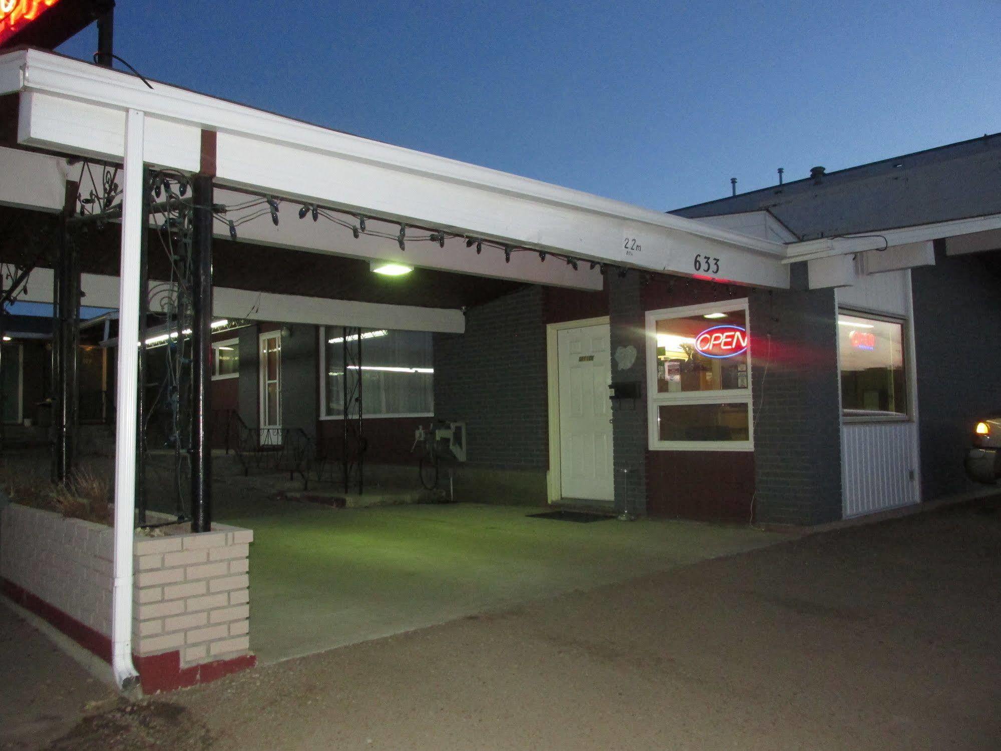 Ace Crown Motel Medicine Hat Bagian luar foto