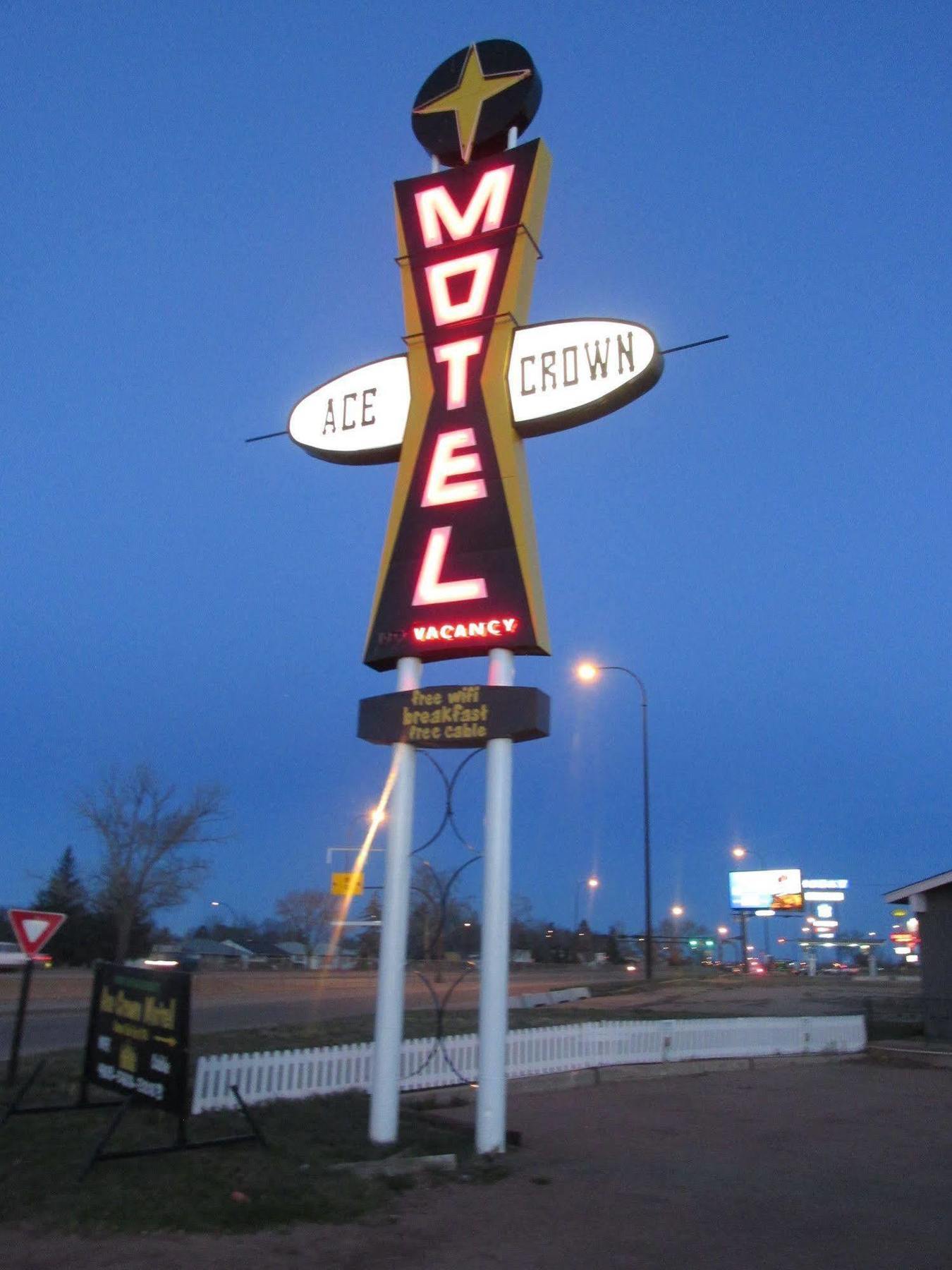 Ace Crown Motel Medicine Hat Bagian luar foto