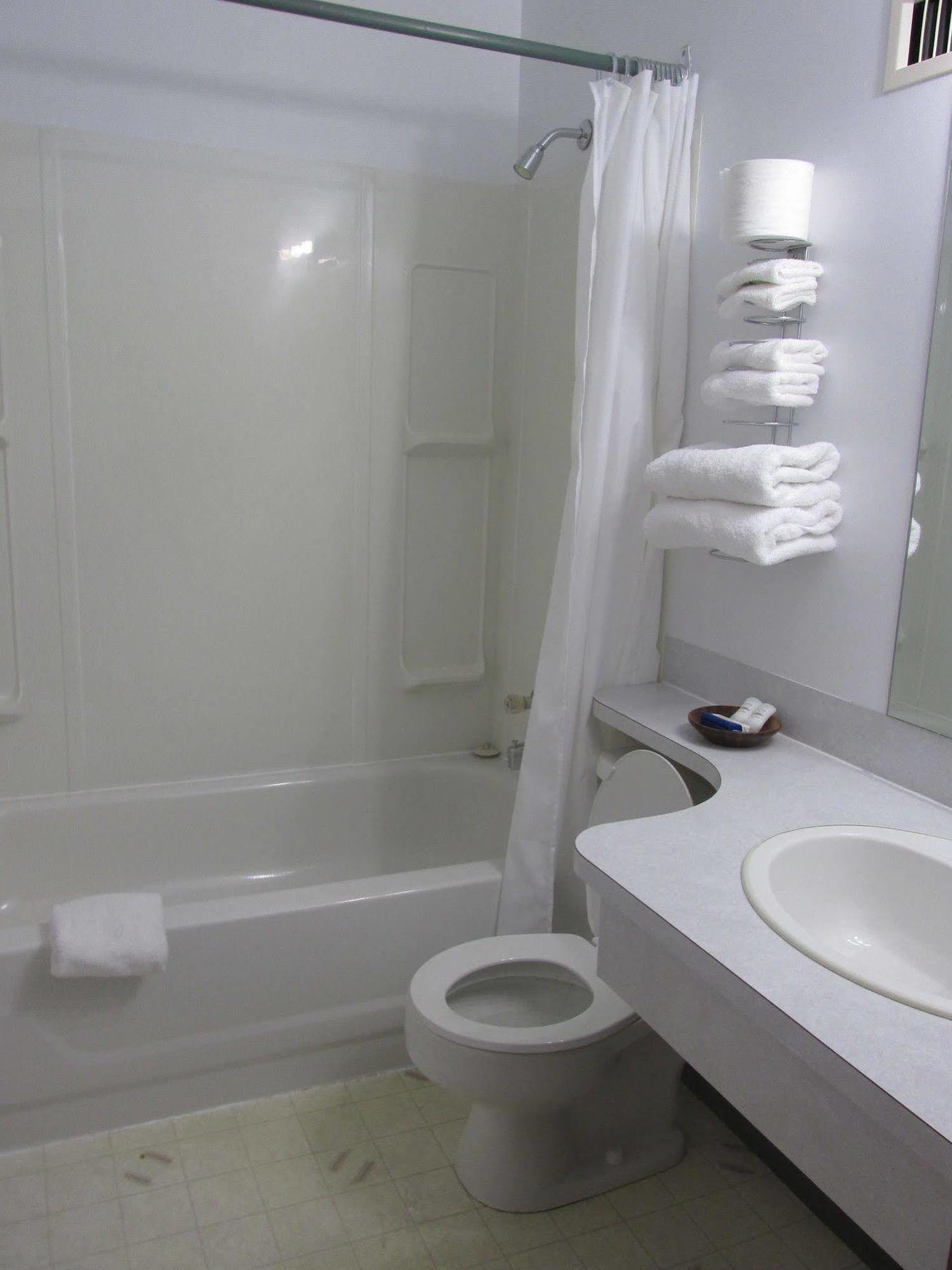 Ace Crown Motel Medicine Hat Bagian luar foto