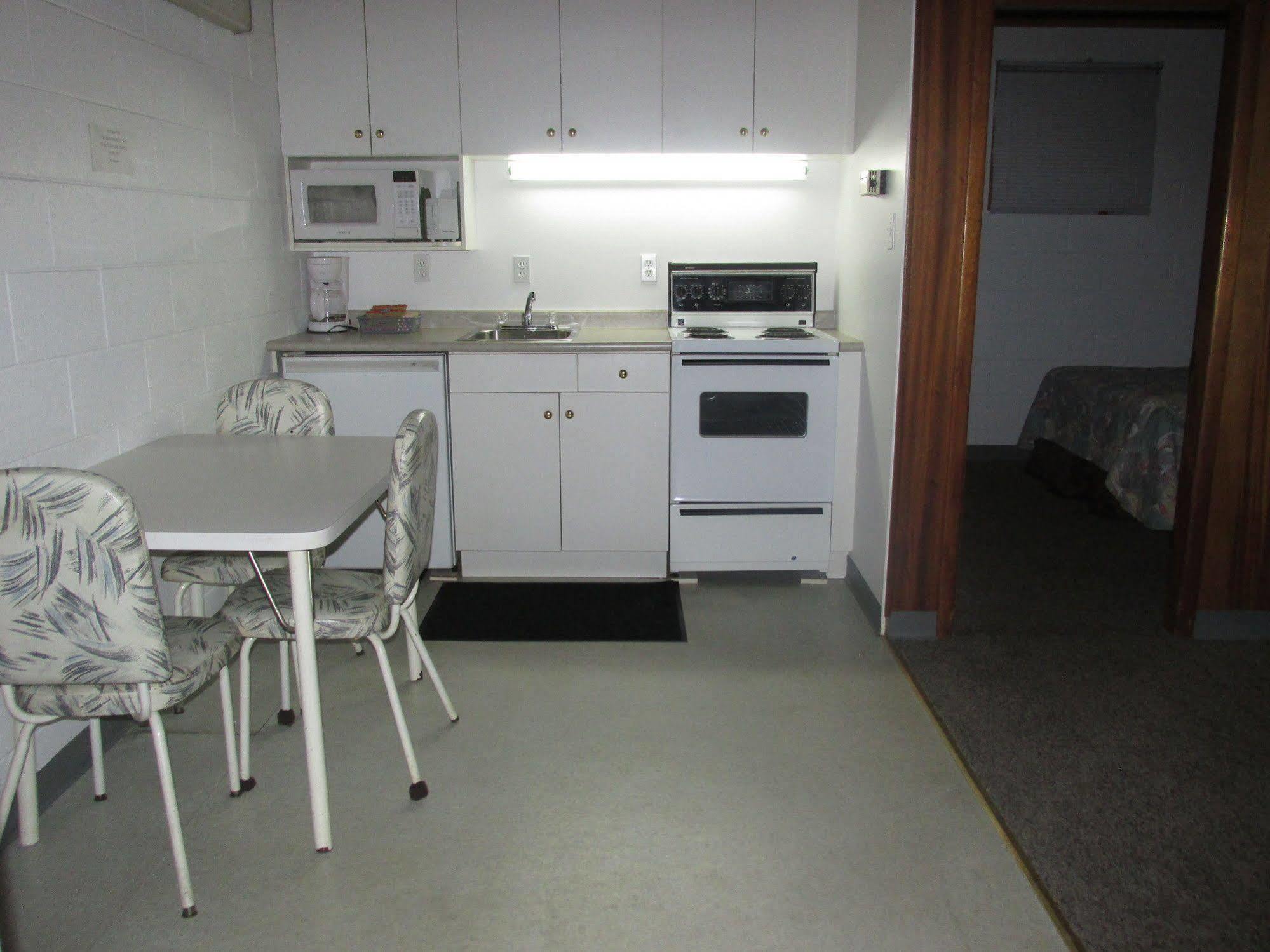 Ace Crown Motel Medicine Hat Bagian luar foto
