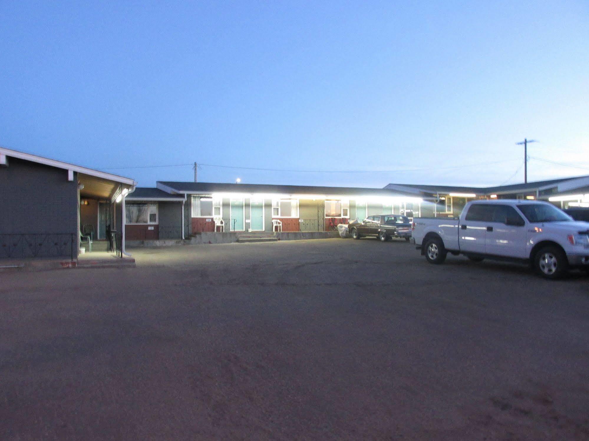 Ace Crown Motel Medicine Hat Bagian luar foto